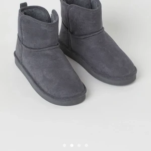 Vinter skor - Säljer nu dessa tofflor ”fake uggs” från H&M, för att de var fel storlek (storlek 36). Använda 2 gånger.                                                                            💥Dom jag säljer är svarta och inte grå!💥                     köpt för 150kr. 