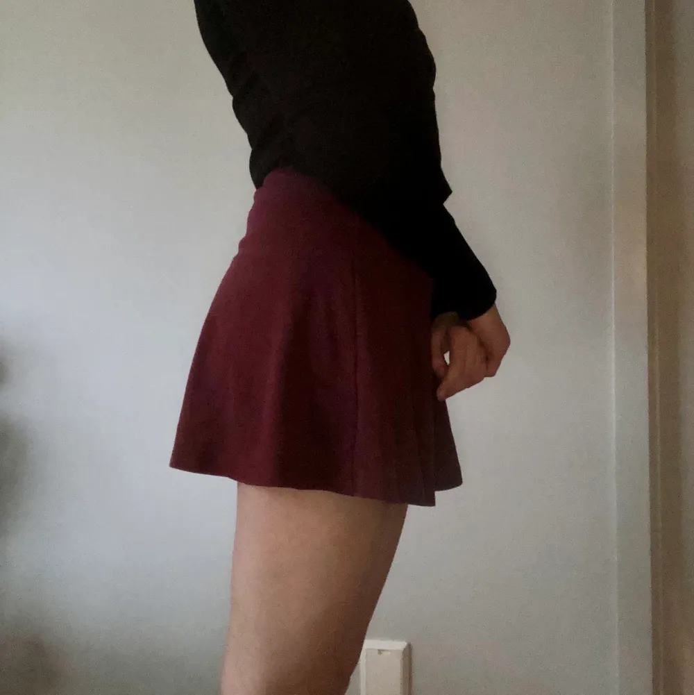 En vinröd kjol med resår i storlek XS. Köpte den för tre år sedan men har inte använt den mycket för att den har blivit för liten för mig som oftast har S/38 på underdelar :( Den är väldigt bekväm och passar bra till höst-och juloutfits❤️ Köparen står för frakt!. Kjolar.