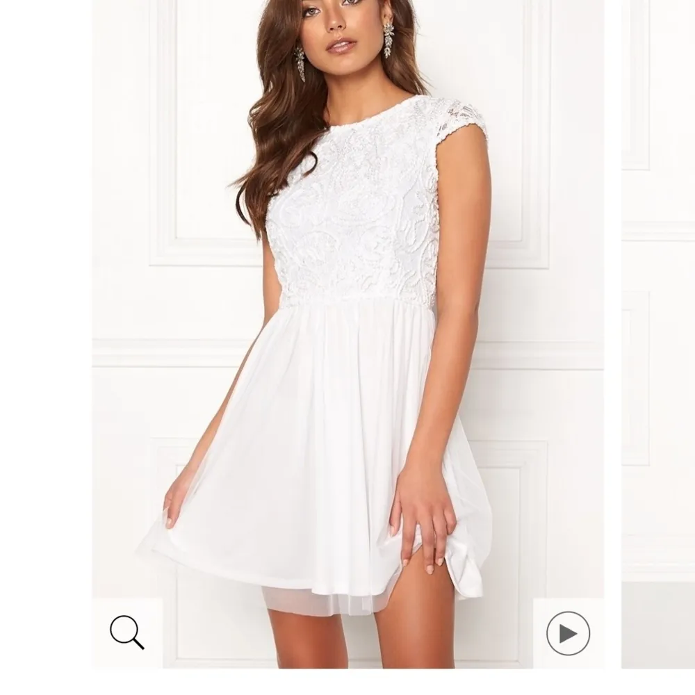 Säljer denna fina vita klänning som är endast använd en gång. Köpt för 599. Bara fråga om ni vill ha fler bilder eller köpa😊. Klänningar.