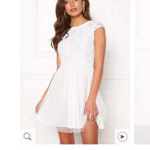 Säljer denna fina vita klänning som är endast använd en gång. Köpt för 599. Bara fråga om ni vill ha fler bilder eller köpa😊
