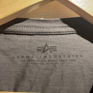 En grå Alpha t-shirt. 