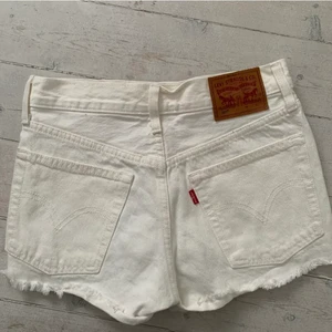Jeansshorts Levis 501 - Vita Levis jeansshorts i gott skick. Kort passform. 