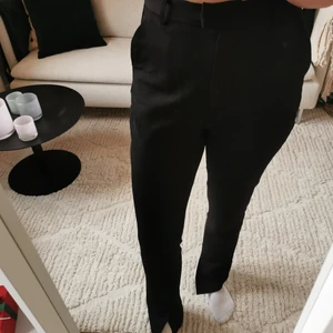 Kostymbyxor med sidoslit  - Endast provade, har tyvärr blivit för stora för mig. Bra längd på mig som är 174 storlek 38 och Nypris är 499