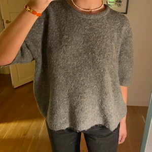 Stickad tröja - Supermysig stickad kortärmad från Lindex. Ganska bra skick. Buda i kommentarerna 💓 HÖGSTA BUD 370