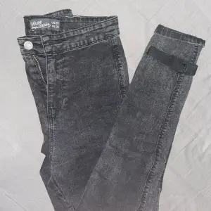 Jag vill sälja mina svarta jeans.  den är i storlek S och hög midja.  Jag köpte dem från jennyfer och använde dem bara en gång och är fortfarande nya!  Totalt pris kan diskuteras och låt mig veta om du behöver fler bilder!  Jag kan träffas om du är i göteborg