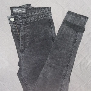 Svarta jeans black jeans size S - Jag vill sälja mina svarta jeans.  den är i storlek S och hög midja.  Jag köpte dem från jennyfer och använde dem bara en gång och är fortfarande nya!  Totalt pris kan diskuteras och låt mig veta om du behöver fler bilder!  Jag kan träffas om du är i göteborg