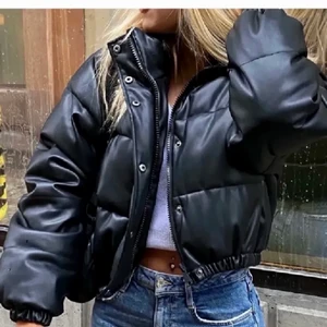 Zara jacka strl S - Topp skick, köparen står för frakt🤍 Säljs då den tyvärr var för stor.