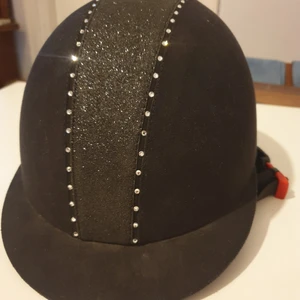 Ridhjälm  - Ridhjälm crw crystalline st S 52-54 använd enbart 2 ggr. Aldrig tappad. Nyskick. Nypris 799. Säljes för 600. https://www.hooks.se/ryttare/ryttarutrustning/ridhjalmar/ridhjalm-vg1-crystalline-crw