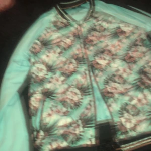 En tränings tröja  - Det är en jacka som jag har köpt från stadium men har aldrig gått till användning som jag dock ångrar men tycker nt att det är min stil riktigt. 