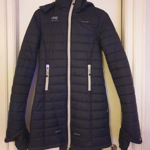 Uhip ridkappa st 150 nyskick - Uhip ridkappa st 150 i nyskick. Använd 2 ggr. Marinblå. Nypris 1500 säljes för 900kr. Avhämtning srhlm innerstad efter överenskommelse eller skickas mot portokostnad. 