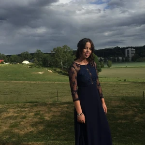 Balklänning  - Superfin mörkblå balklänning från nelly som endast är använd vid 2 tillfällen! 