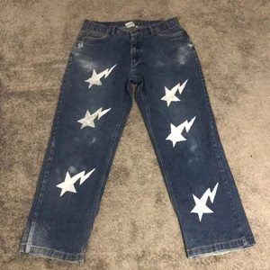 Bapesta/Bape Jeans med stjärnor - Hyfsat bra skick, har lite märke efter skating men inget som inte kan fixas.                                                       Längd: 109 cm.                                                                      Innersömm: 73 cm.                                                                  Höftmått: 40 cm