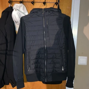 Svart Pjs Ivor Fleece & Puffer - Kille - Hej säljer nu min parajumper jacka eftersom jag inte använder den längre. Skick 10/10 strlk XS. Köpt online för 3500 kr.