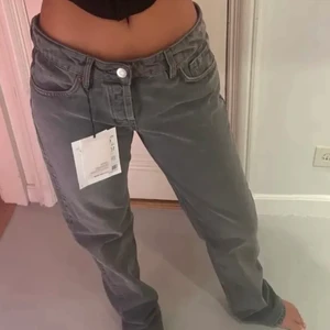 Gråa zara jeans  - SÖKER någon som vill BYTA mina strl40 mot 38, byxorna är knappt använda och har inga defekter!!! pga gått ner i vikt 
