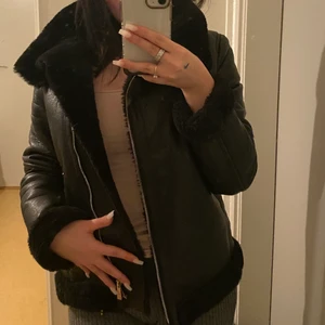 En svart jacka  - Jätte fin o värmer väldigt bra köpte den ifrån en butik fast märker är nypd köpte den för 600 kr men den är för liten på då jag inte har den till någon användning längre 🖤