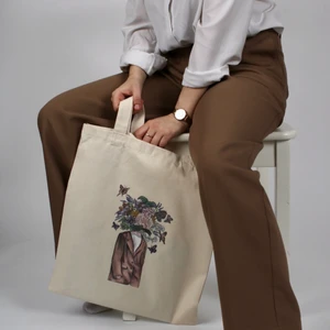 Tygkasse - Naturvit tygkasse av återvunnet bomull framtaget av MyTote UF💜 Trycket är skapat av en ung konstnär från Göteborg, Nora Zihammou. Nyskick och oanvänd! Vi tar Swish. Kolla in vår instagram @mytote.uf för mer info. 