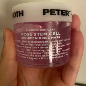 ROSE STEM CELL. PETER THOMAS ROTH  -  En innovativ vegetabilisk bioteknologi isolerar och reproducerar perfekta rosenstamceller för ett enastående anti-aging-resultat. Tack vare en unik, mycket modern stamcellsteknologi kombineras stamceller från 5 olika rosarter med 4 rosenextrakt i denna svalkande, föryngrande gelmask för att stimulera cellförnyelsen och få huden att verka mer ungdomlig. Förvara i kylskåpet för en mer avsvalkande känsla. Endast provad. Säljer då jag använder annan hudvård. 
