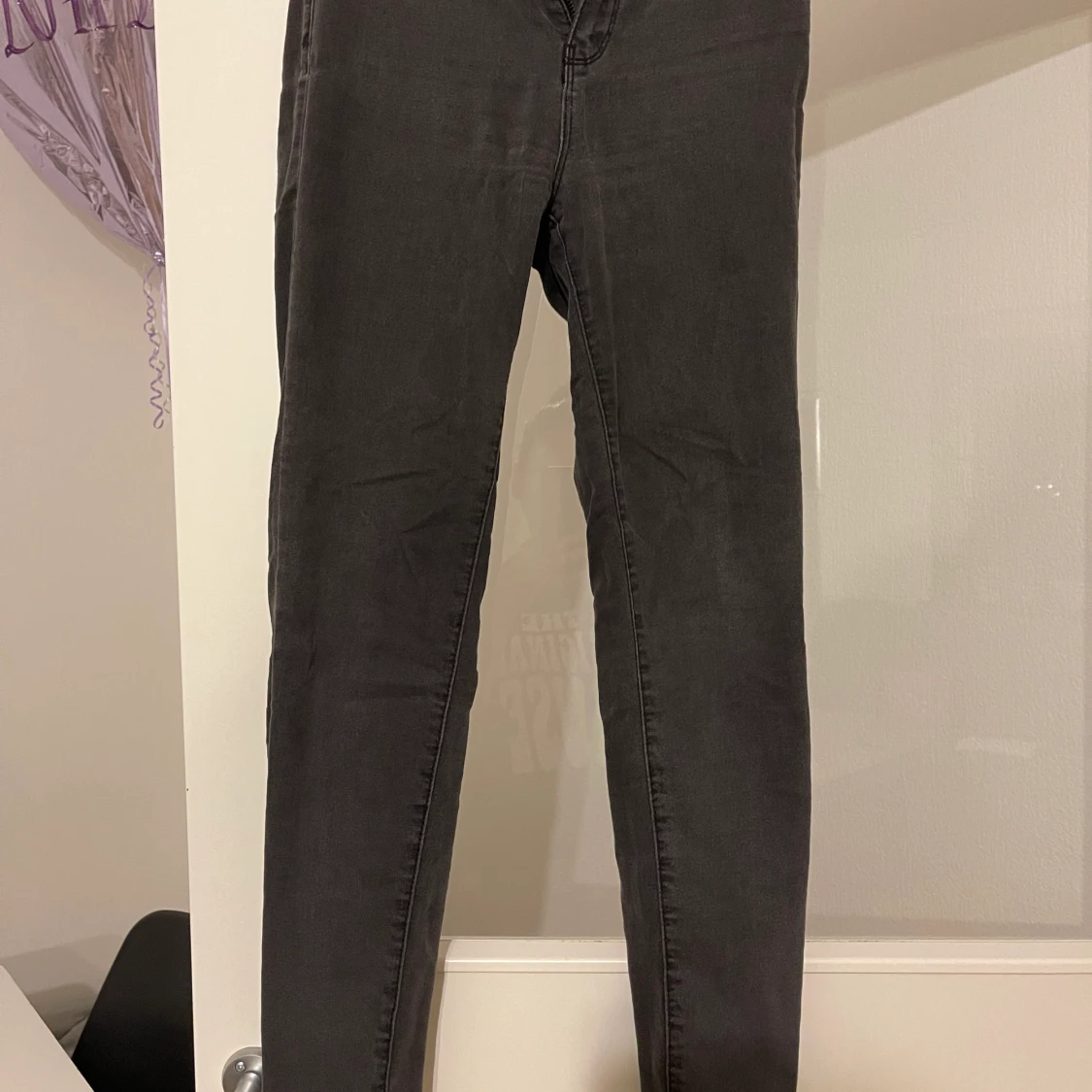 Svarta högmidjade byxor 