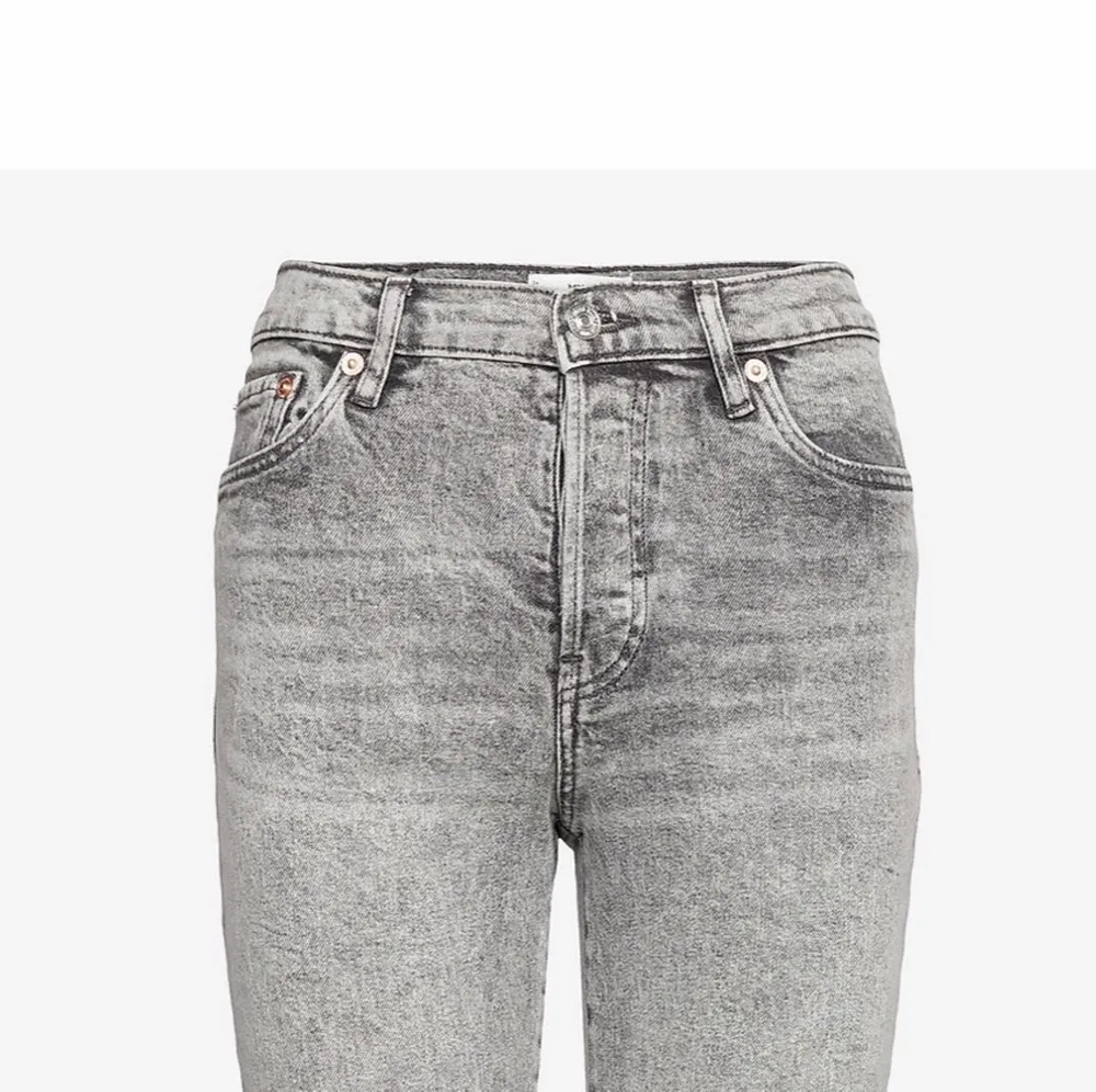 Superfina och slutsålda jeans från mango storlek 32! I färgen open gray ! Köpt för 400 kr säljer för 199🧡om flera är intresserade blir det budgivning 💘. Jeans & Byxor.