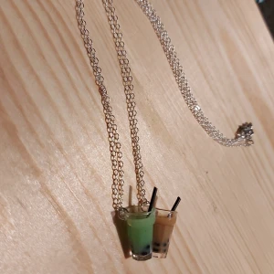 Halsband  - Fina halsbandet med fina färger, söta och normal storlek. Silver och  normal halsband längd. Finns bara grön och brun färger.dem är formen är glas med saft i med sugrör, som ni ser på bilden. Men kan ha den present till någon eller önska till sig själv.🥰😇🎅🧑‍🎄 dem hema gjort, gärna köp testa dem och kommentera 😇☺