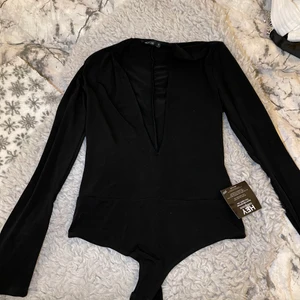 body - Det här är en body som är väldigt v-ringad och är bekväm storlek s-m på den här och så har jag använt den 1 gång