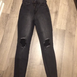 Fashion Nova Jeans - High waist från Fashion Nova. Sitter jättefint på och är knappt använda! 