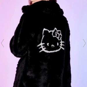 Hello kitty jacka strl M💓 - Säljer min hello kitty jacka då den inte kommer till användning längre. Jätte fin och VÄLDIGT varm💓 skriv för mer info/bilder