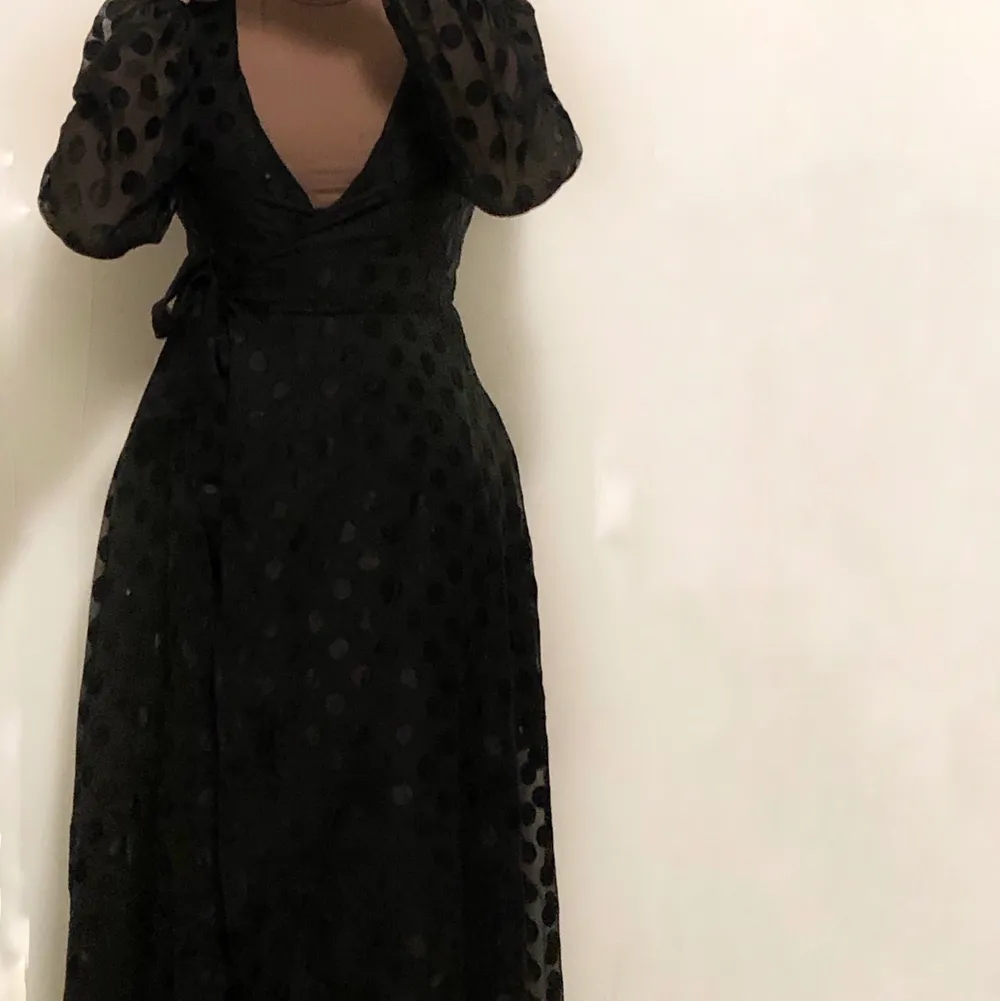 En svart genomskinlig klänning från Guess. Aldrig använt, väldigt bra skick. Säljer klänningen för den är lite för liten för mig.. Klänningar.