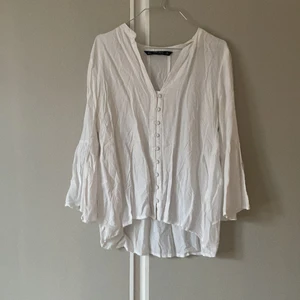 Zara blus S - Flyttrensning- Massvis med kläder till billiga priser!!   Från 20 kr -   jag samfrakrar så kolla gärna mina andra annonser!   Kan skicka med frimärken eller spårbart, Frakt priset baseras på paketets vikt! Jag ansvarar inte för postens hantering av paket.   Kontakta mig vid frågor :) 