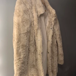 Jacka.  - En fin och mjuk jacka från Vero Moda. Knappt använd. 