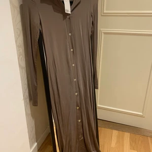 Klänning  - Lång begie klänning i stretchigt material från hm! Sitter supersnyggt