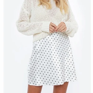 Satin kjol - Så fin satinkjol från chiquelle. Använd 2 gånger så den är i väldigt fint skick! Storlek XS men passar även en S. Köptes för 400kr💞💞💞