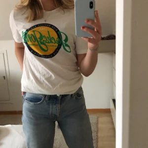 Jack&jones tröja  - Cool jack&jones t-shirt köpt förra året men bara använt ett fåtal gånger, säljer då de inte riktigt är min stil längre köpt på herr avdelningen så den är lite overzise för mig som i dam är storlek S