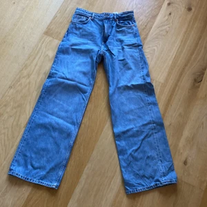 Jeans från Monki - Ljusblåa jeans från Monki i modell Yoko. Använda max 3 gånger och mycket bra skick. Nypris 400kr