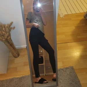 Cargo byxor - Super fina cargo jeans, svarta därmed svåra att fota men skickar gärna fler bilder vid intresse. 