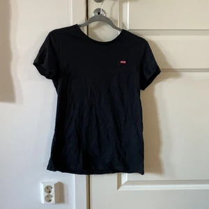 Svart Levi’s T-shirt  - Svart snygg och enkel T-shirt från Levi’s🧡