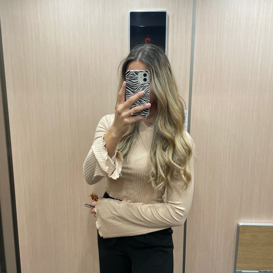 Beige tröja med vlonagarm från nakd - 90