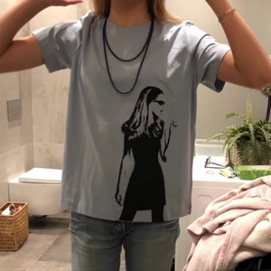 Screenprint t-shirt, Ljusblå 001 - Handtryckt screenprint t-shirt, Ljusblåa 001, Finns i storlek S och M begränsat antal! Se instagram: virtue.uf för mer tröjor och beställningar