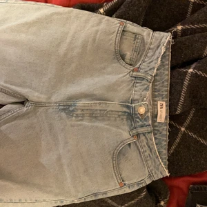Zara jeans - Mom jeans från zara, jätte fina!! En liten defekt på sista bilden men super lätt att fixa men det är inget man tänker på annars. Kontakta gärna mig privat vid frågor eller om ni vill ha fler bilder 