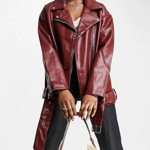 INTRESSE KOLL!! - Intressekoll på min helt oanvända och populära skinnjacka ifrån asos! Alla lappar finns kvar på den. Den är oversized och jag bär en strl 32. Den är slut i nästan alla storlekar och tar slut så fort den kommer in!🤍 den är köpt för 489:- och kommer inte sälja den för mindre än det! Denna jackan kommer vara skitsnygg i sommar men också vår & höst!❤️ budgivning på denna<3