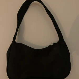 Väska - Säljer denna handväska från shein, aldrig använd💗💗💗