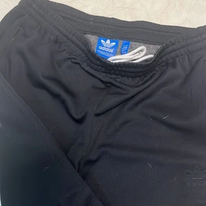 Adidas byxor - Svarta träningsbyxor m 3-rand i svart