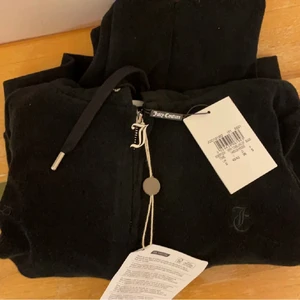 Juicy couture kofta  - Helt ny kofta med prislapp kvar, släpper den för 650kr idag. Storlek s. Annan modell