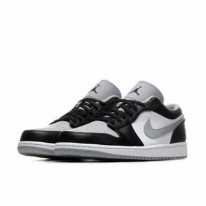 Nike air Jordan low  - Den är inte trasig , är bekväma att använda o sånt. Inga hål på den.