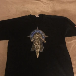 Tshirt med tryck - Tshirt med tryck köpt från vintage by loop