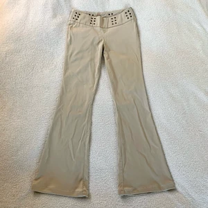 Lågmidjade byxor - Lågmidjade utsvängda beiga byxor från Orsay! Oklart vilken storlek men passar mig som brukar ha XS/S. Jag är 173 cm och innerbenslängden är ca 78 cm och midjemåttet ca 76 cm 🤎
