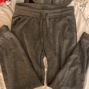 Mörkgråa mjukis i strl M - Ett par mörkare grå mjukisbyxor i strl M från New Yorker säljes. De är aldedens förstora för min midja. Men går att dra åt lite runt midjan med snörena utan att det blir att knövla sig och de konstigt ut. 