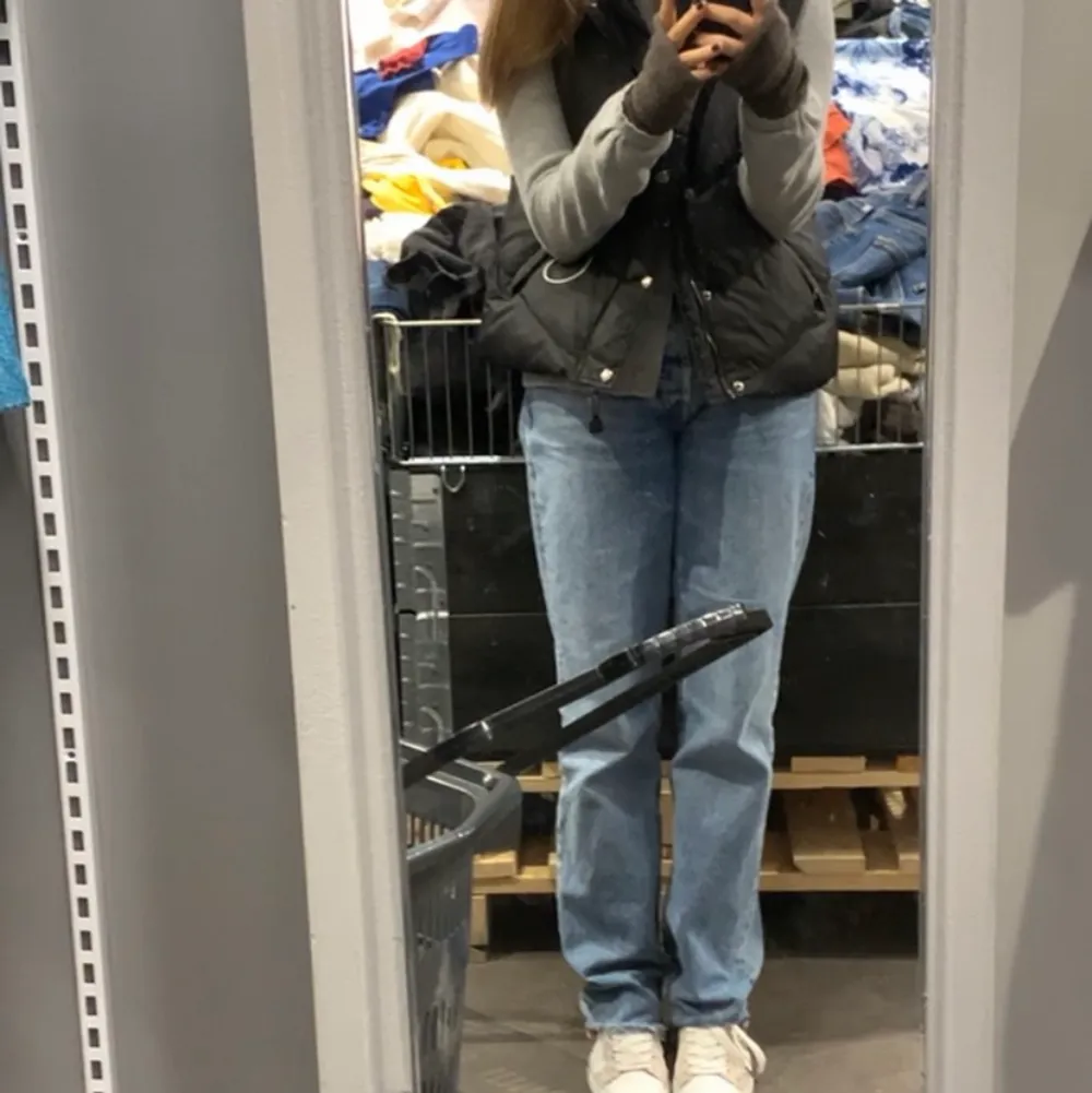 Säljer dessa mid rise, blåa jeans från zara i 36❤️ 2 första är lånade bilder! Säg till om ni vill ha fler! Dom är klippta så dom passar  någon som är 160-165 typ❤️ . Jeans & Byxor.