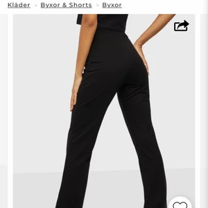 Svarta byxor  - säljer ett par svarta Sweat pants från nelly pga att de blivit för korta skulle passa någon runt 165cm perfekt. Annars bra skick och bara använda några få gånger!