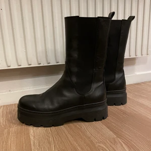 Boots  - Snygga Boots stl 39 med märket pavement. Inprincip nya, endast använda en gång då dom är för små i vaden. 